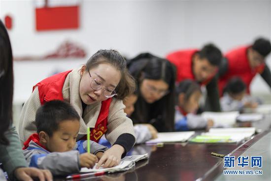 陪寫作業(yè)是道"送命題"?"致未來親家書"引教育焦慮