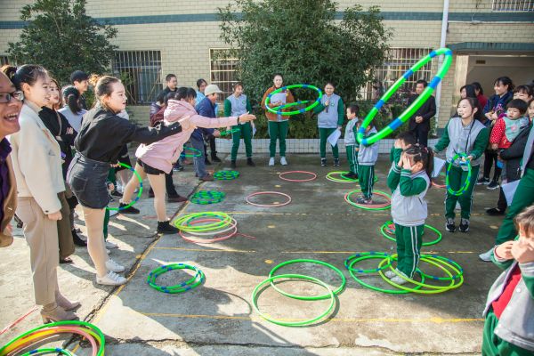 一起來運動！花石鎮(zhèn)中心幼兒園冬季親子運動會嗨翻了