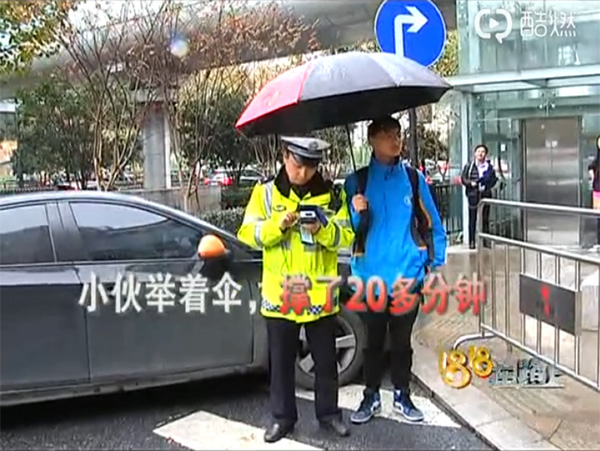 高中生為雨中處理事故交警撐傘:以后也想當(dāng)警察