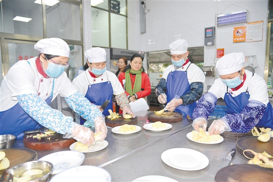 蓬江幼兒園舉辦食堂人員切工技能比賽