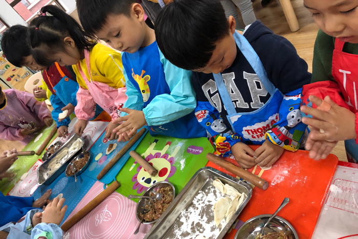 保利華庭幼兒園開(kāi)展大帶小包餃子活動(dòng)