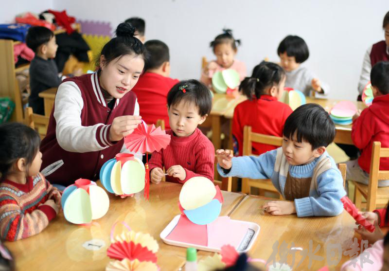 幼兒園老師與小朋友一起傳承文化迎元宵