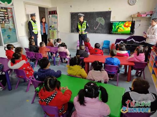 吉安縣交警走進(jìn)幼兒園 趣味課堂學(xué)安全